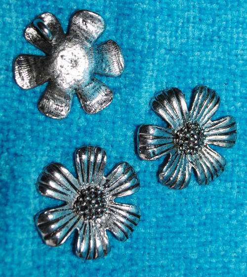 STUNNING FLOWER PENDANT