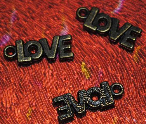 8 X GOLD LOVE CHARM