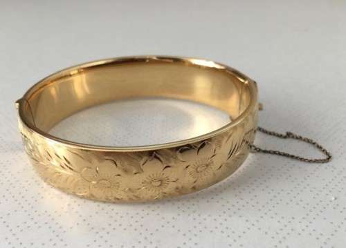 ** STUNNING HINGED GOLD BRACELET WITH SAFETY CHAIN-30.5 GRAMS**