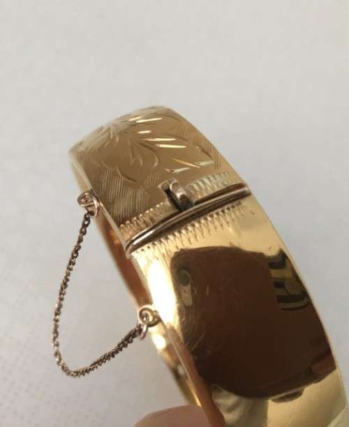 ** STUNNING HINGED GOLD BRACELET WITH SAFETY CHAIN-30.5 GRAMS**