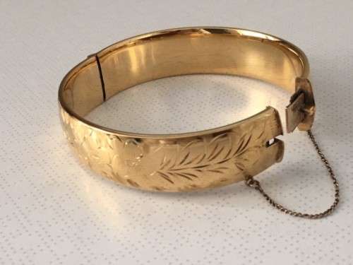** STUNNING HINGED GOLD BRACELET WITH SAFETY CHAIN-30.5 GRAMS**