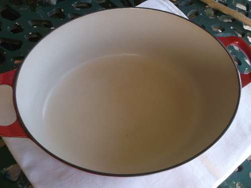 Le Creuset pot. Only Xentagia`s bid will be accepted for this amount according to the offer made.