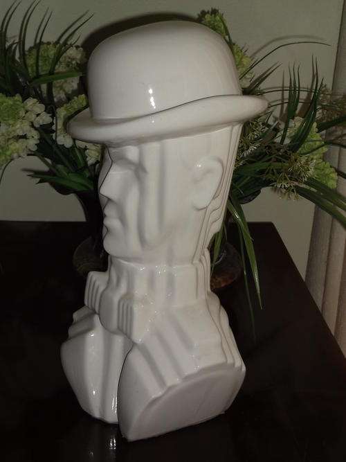 Art Deco figuur in wit porselein.