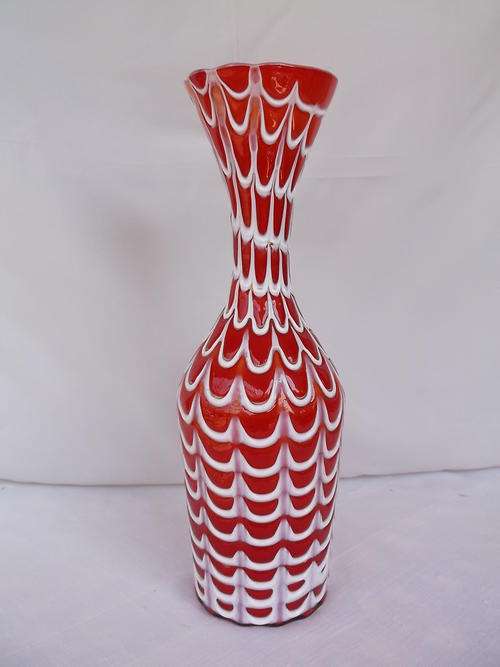 (Vase, red & white) Vaas, rooi & wit, handgemaak, pragtig.