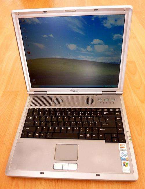 FUJITSU SIEMENS Amilo D7850 Laptop + carry bag