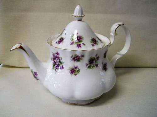 Royal Albert  ''SWEET VIOLETS''    Tea  Pot.