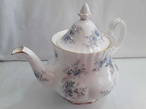 Royal Albert   ''BLUE  BLOSSOM''  TEA POT