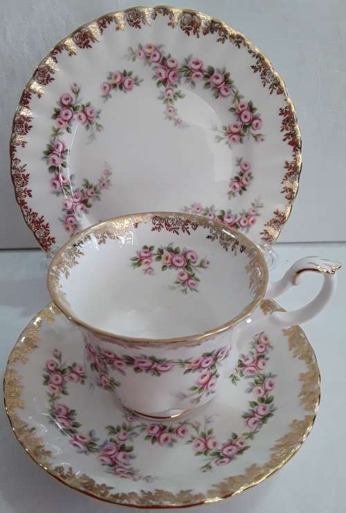 Royal Albert  ''Dimity  Rose''    TRIO.