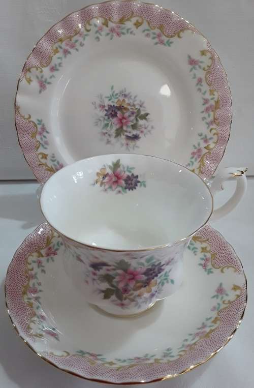 Royal Albert  ''Serenity''  Trio