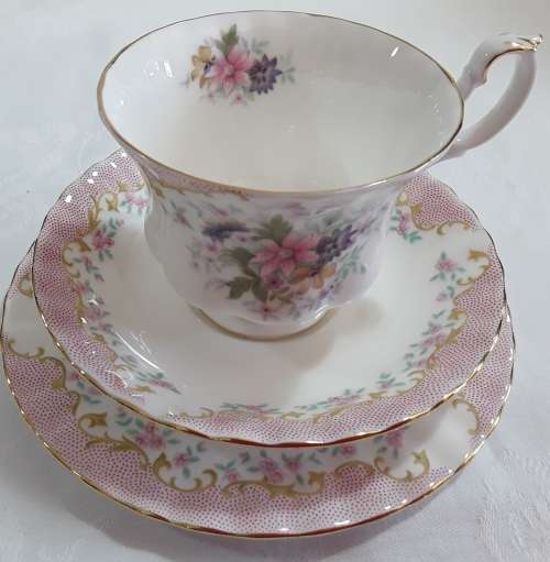 Royal Albert  ''Serenity''  Trio