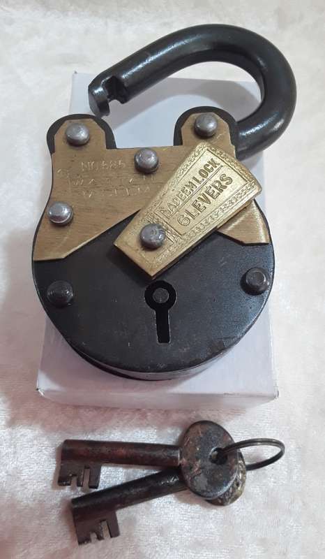 Vintage  Style  Padlocks  with  Keys