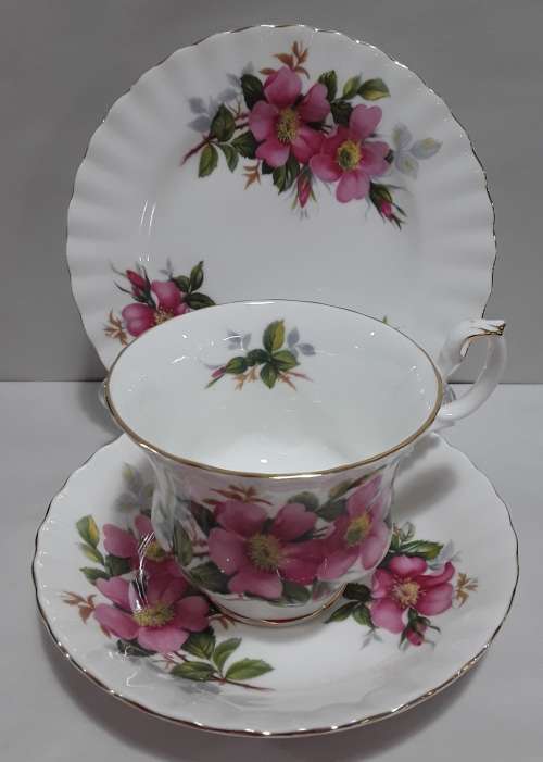 Royal Albert    ''Prairie Rose ''  Trio