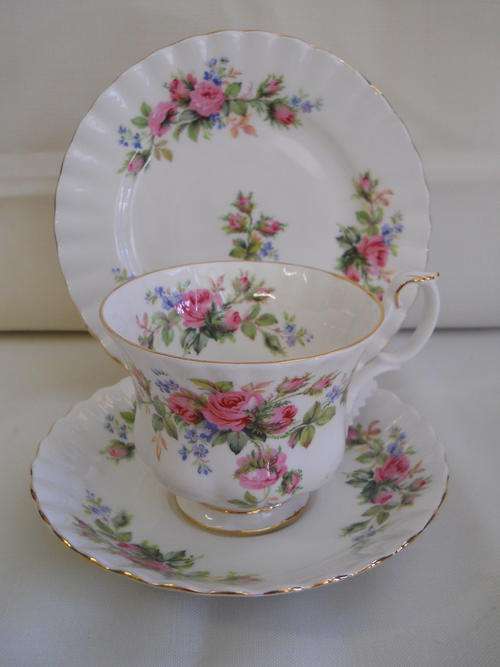 Royal Albert     '' Moss  Rose ''  Trio
