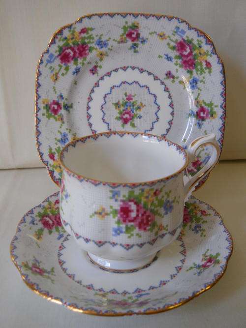 Royal Albert     '' Petit Point ''  Trio