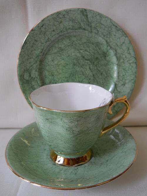 Royal Albert     '' Gossamer ''  Trio.