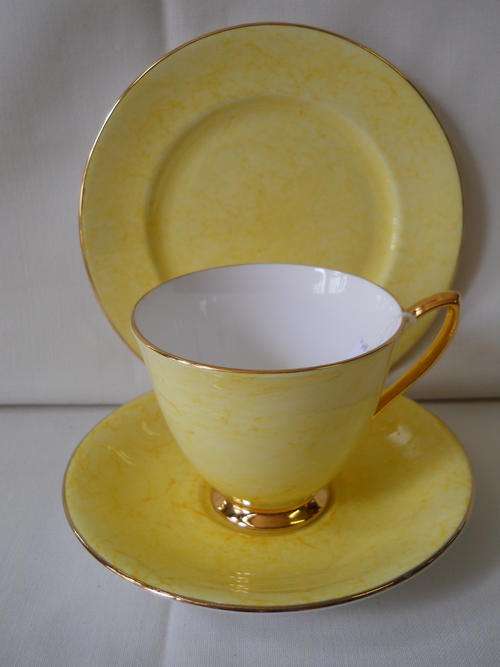 Royal Albert     '' Gossamer ''  Trio.