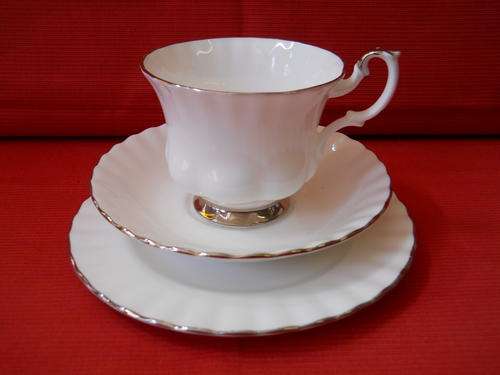 Royal Albert     '' Chantilly ''  Trio.