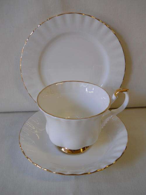 Royal Albert  ''Val D'or ''  Trio