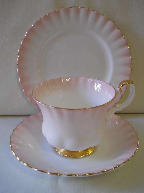 Royal Albert   ''Rainbow''    Trio