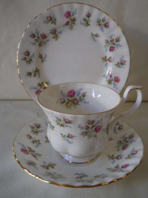 Royal Albert  -  Winsome  Trio