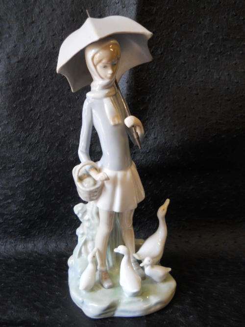 Lladro  -  Spain  Lady  Figure