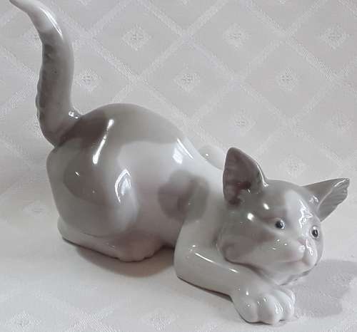 Lladro    Cat   Figure.