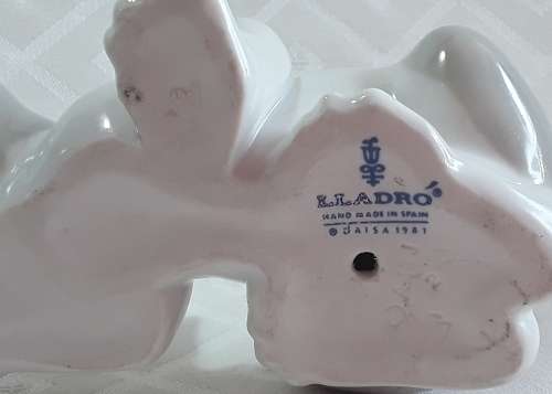 Lladro    Cat   Figure.