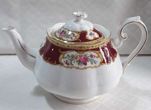Royal Albert  -  Lady Hamilton  -  Tea Pot