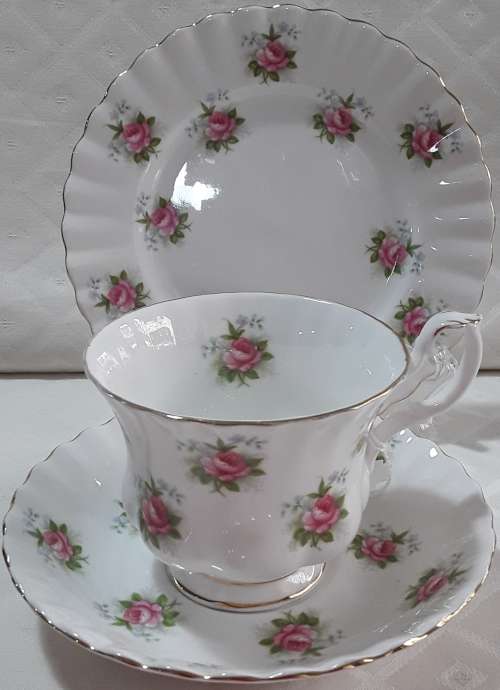 Royal Albert  -  Forget - Me - Not  Trio