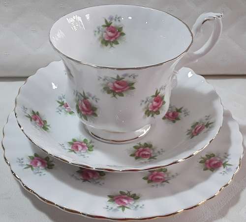Royal Albert  -  Forget - Me - Not  Trio
