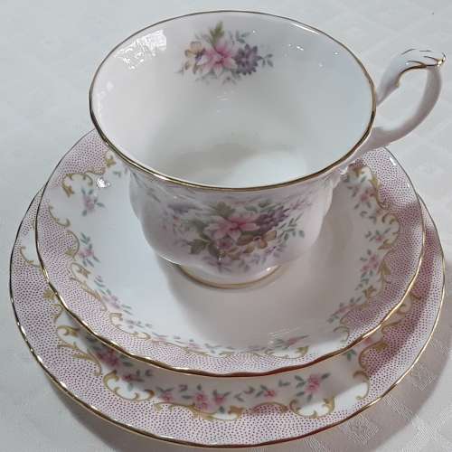 Royal  Albert  -  Serenity  Trio