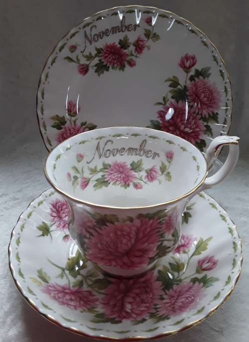 Royal  Albert  ``NOVEMBER``  TRIO.