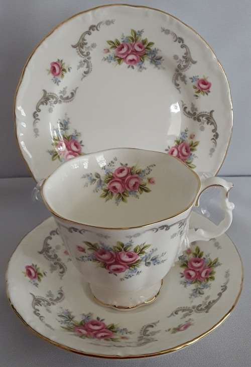 Royal Albert   ``Tranquillity``  Trio.