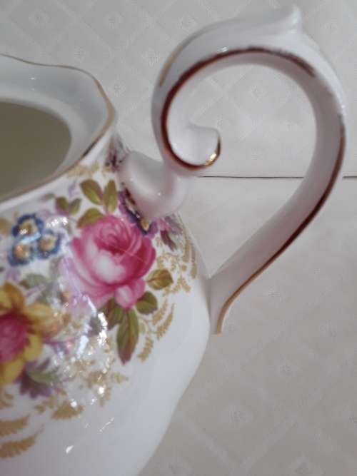 Royal Albert    ``SERENA``   Tea  Pot
