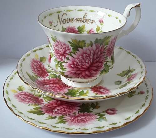 Royal  Albert   ``Flowers  of  the  month``   NOVEMBER  TRIO