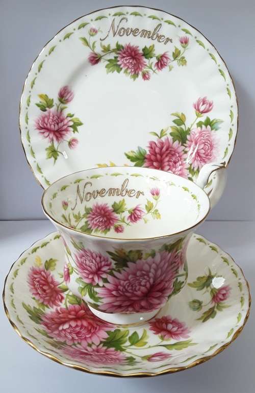 Royal  Albert   ``Flowers  of  the  month``   NOVEMBER  TRIO