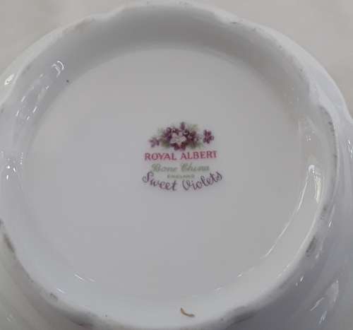 Royal  Albert  ``SWEET  VIOLETS``   Lidded  Sugar  Bowl