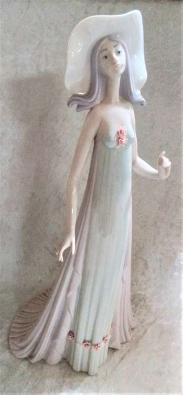 Lladro  -  Lady  with Evening Gown