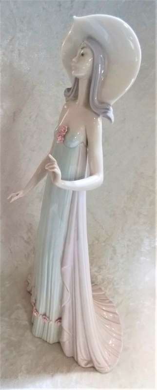 Lladro  -  Lady  with Evening Gown