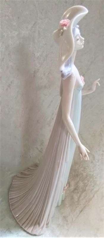 Lladro  -  Lady  with Evening Gown