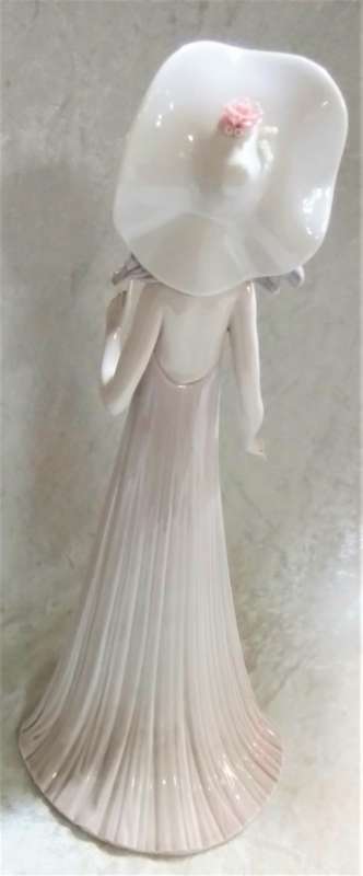 Lladro  -  Lady  with Evening Gown