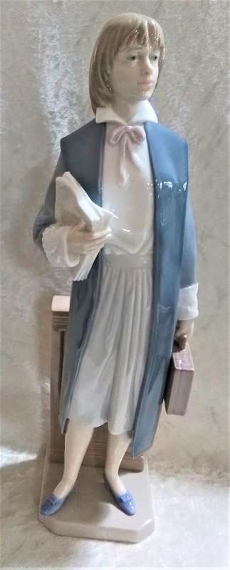 Lladro   -   Female  Attorney   [ 6425 ]