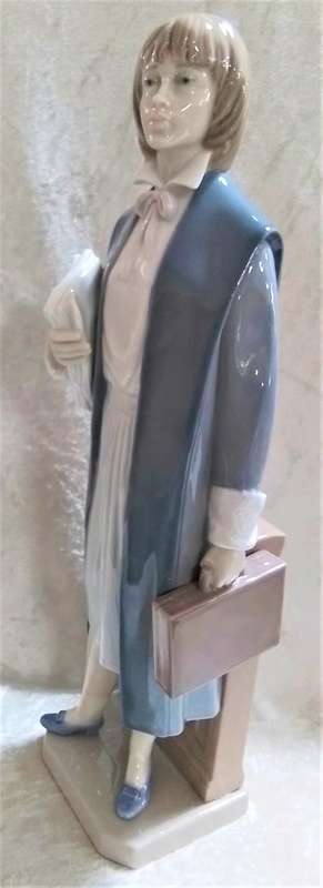 Lladro   -   Female  Attorney   [ 6425 ]
