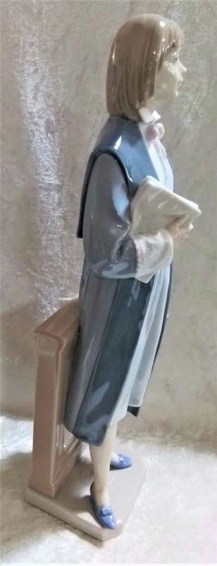 Lladro   -   Female  Attorney   [ 6425 ]