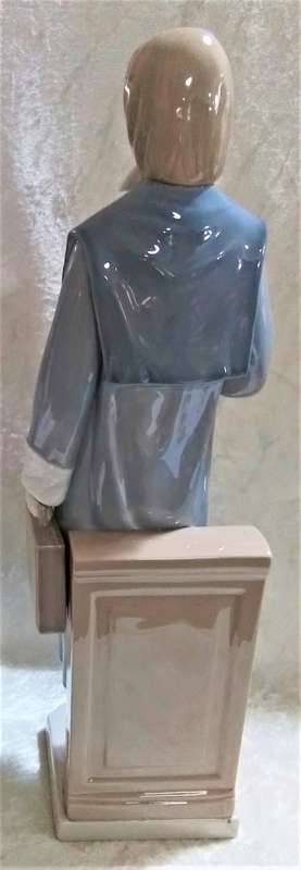 Lladro   -   Female  Attorney   [ 6425 ]