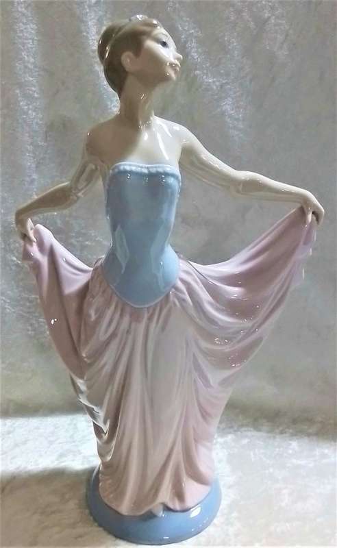 Lladro   -   Dancing  Woman  Figurine