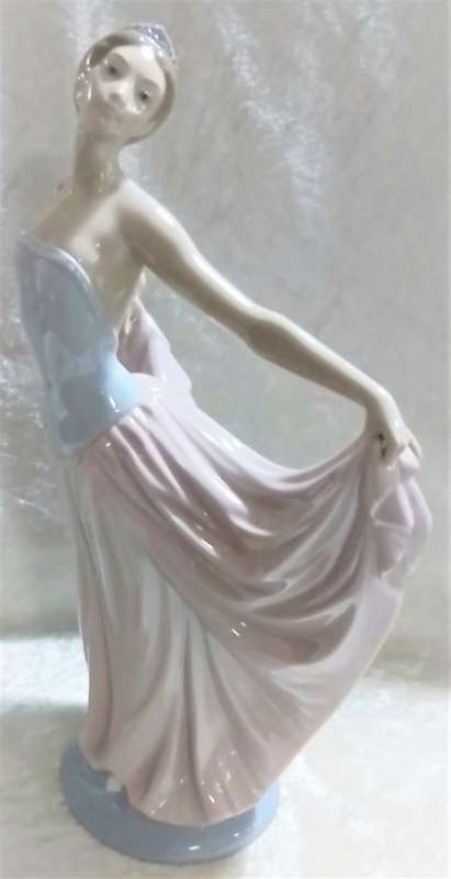 Lladro   -   Dancing  Woman  Figurine