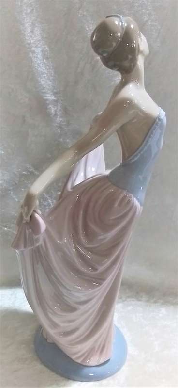 Lladro   -   Dancing  Woman  Figurine