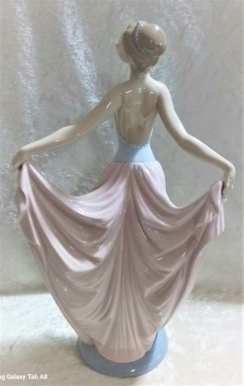 Lladro   -   Dancing  Woman  Figurine