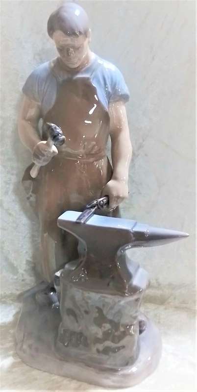 Royal  Copenhagen   -   Bing  &  Grondahl  -  Blacksmith  Figure